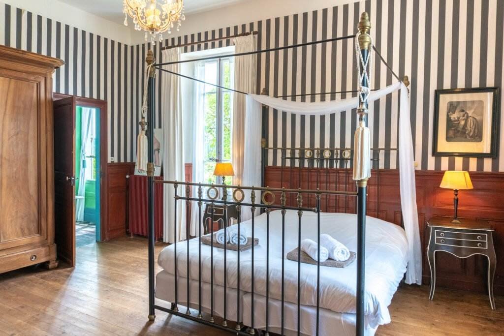 Rent a private Chateau-15BW