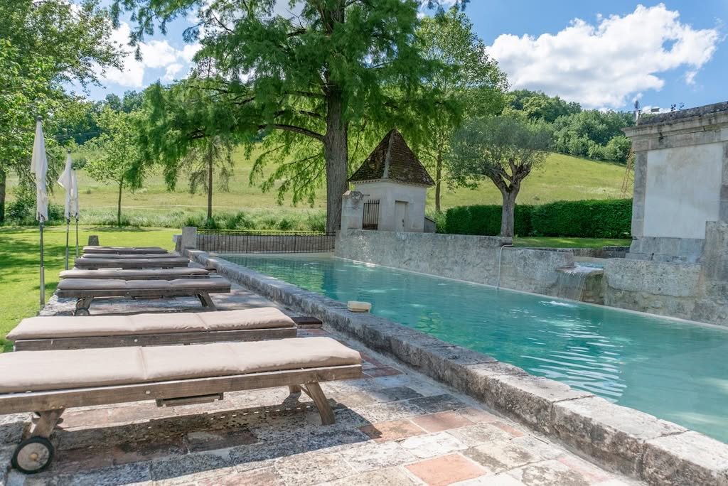 The swimming pool at Château Toulouse is 20 m × 5 m, next to the Pigeonnier