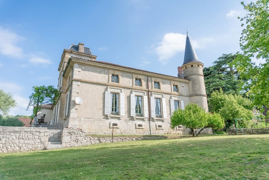 The château and its tower seen from the lawn