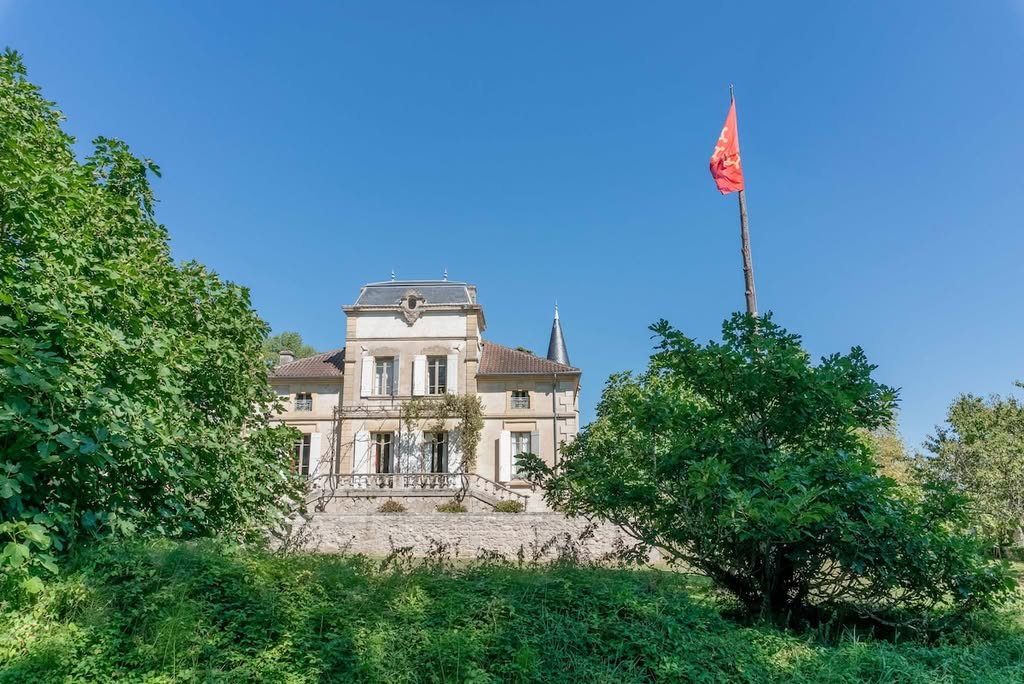 The château in its grounds