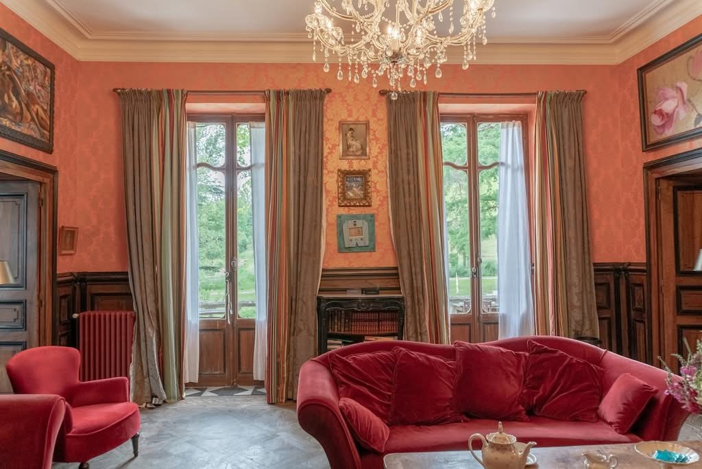 The salon with its red sofas
