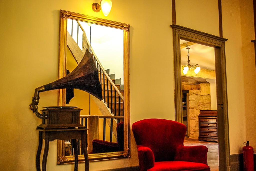 An antique gramophone in the hallway